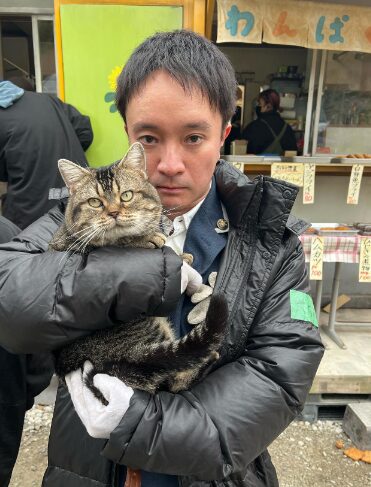 浜田岳が猫を抱いている写真